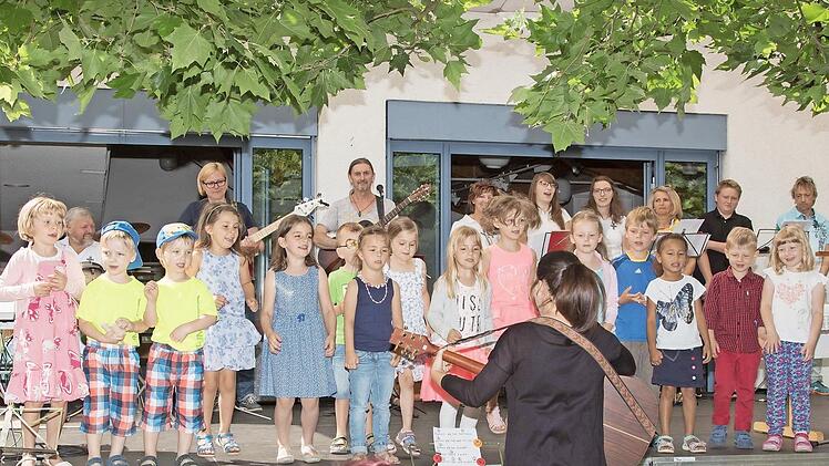 Die Darbietungen des Spatzenchors animierten zum Mitmachen und Mitsingen. Fotos: Klaus gagel
