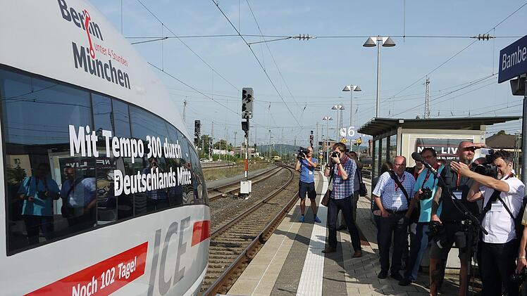 Ein Star: der Test-ICE bei der Einfahrt in den Bamberger Bahnhof. Foto: Berthold Köhler