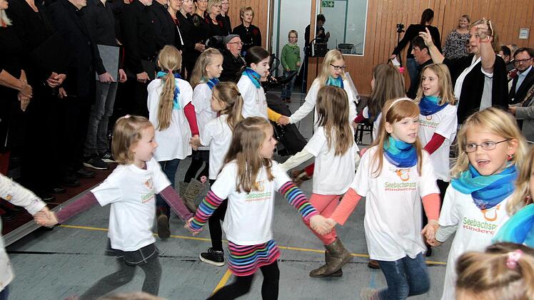 Die Seebachspatzen brachten neben Stimme auch Bewegung in den Saal.Richard Sänger