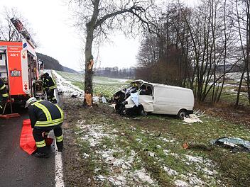Ein t&ouml;dlicher Verkehrsunfall hat sich am Montagmittag auf der Staatsstra&szlig;e  bei Burghaslach  (Kreis Neustadt/Aisch-Bad Windsheim) ereignet.  Foto: News5/Merzbach