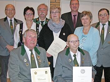 Hohe Auszeichnungen hatte Dritter Gauschützenmeister Hans Georg Rebhahn (stehend, Dritter von links) für Dieter Hummel und Gerhard Barth (sitzend) im Gepäck. Mit im Bild die Jubilare Dieter Braasch, Zitta Berghold, Susanne Ramster, Bürgermeister Michael Keilich, Petra und Michael Scheler  Foto: Klaus Oelzner