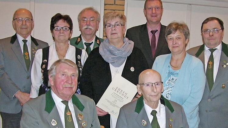 Hohe Auszeichnungen hatte Dritter Gauschützenmeister Hans Georg Rebhahn (stehend, Dritter von links) für Dieter Hummel und Gerhard Barth (sitzend) im Gepäck. Mit im Bild die Jubilare Dieter Braasch, Zitta Berghold, Susanne Ramster, Bürgermeister Michael Keilich, Petra und Michael Scheler  Foto: Klaus Oelzner