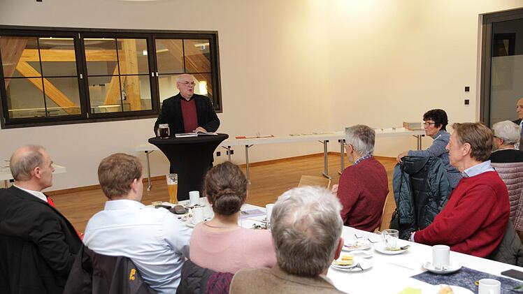 Heimatpfleger Gerhard Batz bei seinen Ausführungen über die Familiengeschichte der Renkers; links der Organisator Franz Renker, rechts Clemens Renker aus Pautzfeld. Foto: Mathias Erlwein