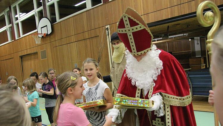 Für jedes Kind hatte der Nikolaus etwas dabei. Foto: Angelika Silberbach
