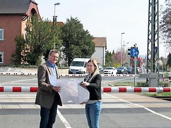 Altendorfs Bürgermeister Karl-Heinz Wagner mit seiner Geschäftsleiterin Sabrina Hubert bei einem Vororttermin am Bahnübergang Jurastraße.  Foto: Andrea Spörlein