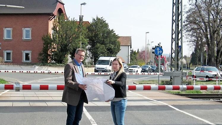 Altendorfs Bürgermeister Karl-Heinz Wagner mit seiner Geschäftsleiterin Sabrina Hubert bei einem Vororttermin am Bahnübergang Jurastraße.  Foto: Andrea Spörlein