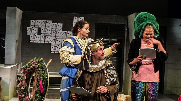 "Eros Ramazotti hat Angst vor der Arbeit": Die letzte Folge der Theaterserie "Selfies einer Utopie" feierte am Samstag Premiere in der Coburger Reithalle (von links: Kerstin H&auml;nel, Frederik Leberle und Friedrike Pasch.Foto: Jochen Berger