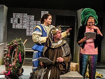 "Eros Ramazotti hat Angst vor der Arbeit": Die letzte Folge der Theaterserie "Selfies einer Utopie" feierte am Samstag Premiere in der Coburger Reithalle (von links: Kerstin Hänel, Frederik Leberle und Friedrike Pasch.Foto: Jochen Berger