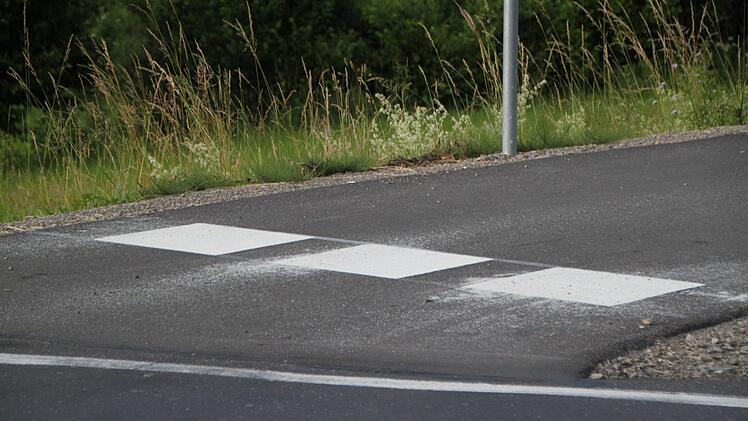 Ortssprecher Dieter Seban berichtet, dass die Haltelinie auf dem Radweg verbreitert wurde. Foto: Ulrike Müller