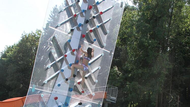 Anjali G&ouml;tzl (13) hat es ausprobiert, die Kletterwand zu bezwingen. "Aber man braucht richtig viel Kraft", sagte sie.