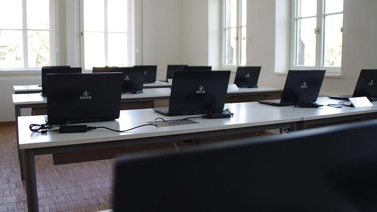 Ein Seminarraum kann mit Laptops ausgestattet werden. Das ist gerade in Zeiten der steigenden Homeoffice-Zahlen ein wichtiges Angebot für die Erwachsenenbildung. Foto: Marco Meißner