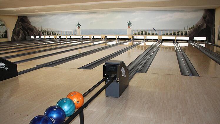 Im Bowlingcenter Schorn geht  derzeit aufgrund der Pandemie nichts mehr. Die Kugeln ruhen in ihrer  Ablage. Foto: Stephan Stöckel