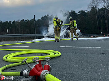 B22 bei Strullendorf: Bamberger Feuerwehr löscht brennendes Auto - "in Vollbrand"