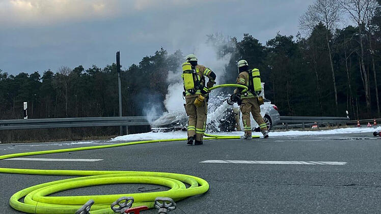 B22 bei Strullendorf: Bamberger Feuerwehr löscht brennendes Auto - "in Vollbrand"