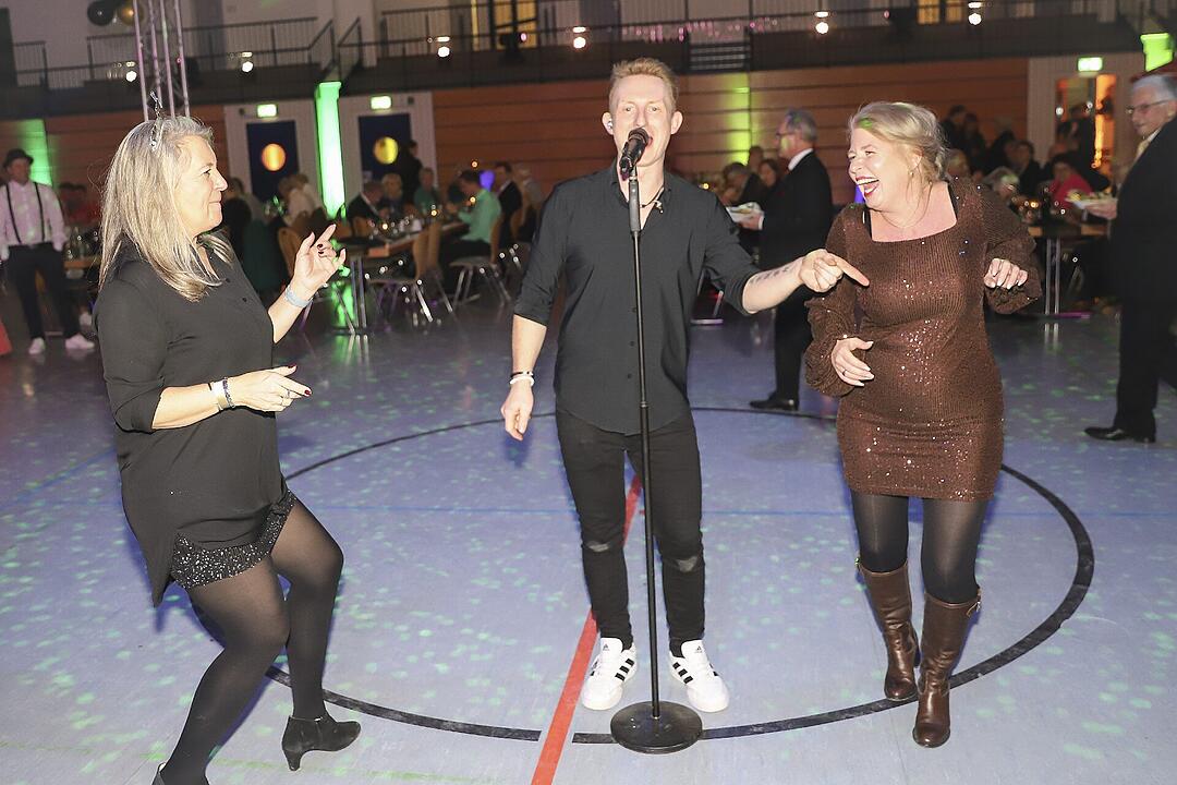 Es wurde in das Jahr 2025 gefeiert.