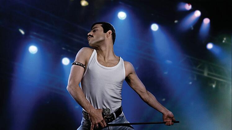 Freddie Mercury wurde mit der Band Queen zum Weltstar und gilt als einer der größten Musiker aller Zeiten. 2018 würdigten ihn Bryan Singer und Dexter Fletcher mit einem eigenen Film.