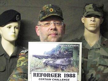 Heinz Leitsch ist inzwischen Reservist und hat seine Erlebnisse bei der  militärischen Großübung "Certain Challenge" im Jahr 1988 zu einem fiktiven Roman verarbeitet, der vom Kalten Krieg erzählt. Foto: Diana Leitsch