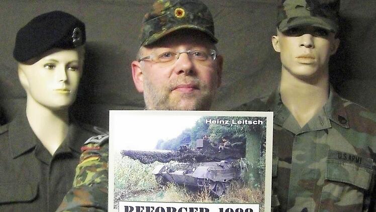 Heinz Leitsch ist inzwischen Reservist und hat seine Erlebnisse bei der  militärischen Großübung "Certain Challenge" im Jahr 1988 zu einem fiktiven Roman verarbeitet, der vom Kalten Krieg erzählt. Foto: Diana Leitsch