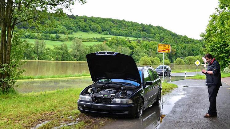 Dieser Autofahrer musste von einem Jeep aus dem Wasser gezogen werden, weil der Motor abgesoffen ist.
