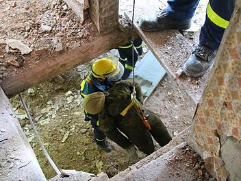 Bergung einer verletzten Person aus den Trümmern eines Hauses  Fotos: THW