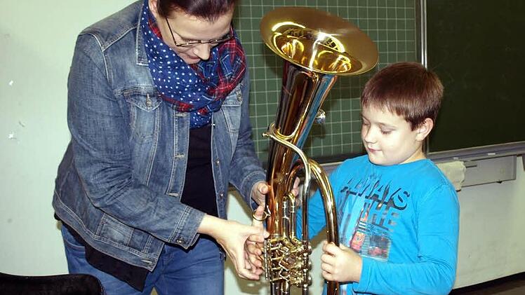 Kati Schubert erklärt Veit die Handhabung des Tenorhorns. Foto: Susanne Deuerling