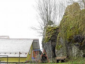 Über einen Parkplatz links vom Ferienhof Distler gelangt man zum Gelände des ehemaligen Burgstalles, der 1812 nach dem großen Dorfbrand zum letzten Mal geschleift wurde.  Fotos: Löwisch