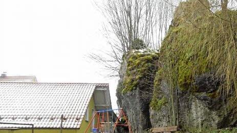 Über einen Parkplatz links vom Ferienhof Distler gelangt man zum Gelände des ehemaligen Burgstalles, der 1812 nach dem großen Dorfbrand zum letzten Mal geschleift wurde.  Fotos: Löwisch