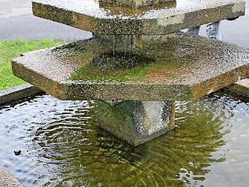 Dieser Brunnen aus den 1970er Jahren soll ersetzt werden, weil er nicht mehr der Zeit entspricht. Wegen der eigenartigen Ausformung wird er vom Volksmund auch Busenbrunnen genannt.