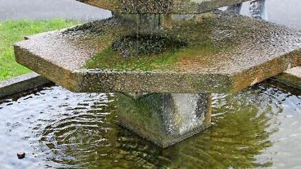Dieser Brunnen aus den 1970er Jahren soll ersetzt werden, weil er nicht mehr der Zeit entspricht. Wegen der eigenartigen Ausformung wird er vom Volksmund auch Busenbrunnen genannt.