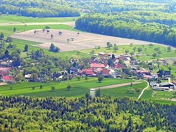 Aus der Luft kann man die Baumfelder rund um Fatschenbrunn sehr gut erkennen. Diese historische Form der Landnutzung in Franken hat sich nirgends so erhalten wie in dem Oberauracher Gemeindeteil.