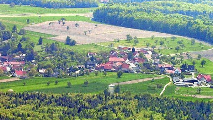 Aus der Luft kann man die Baumfelder rund um Fatschenbrunn sehr gut erkennen. Diese historische Form der Landnutzung in Franken hat sich nirgends so erhalten wie in dem Oberauracher Gemeindeteil.