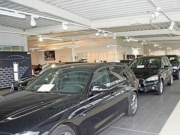 Die neue Ausstellungshalle: Im Rahmen des morgigen Show-Sonntags erleben die Besucher im Hollfelder BMW-Autohaus Müller u. a. die Premiere des neuen BMW 7er und die Vorstellung des neuen BMW X1.