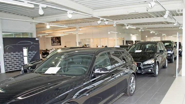 Die neue Ausstellungshalle: Im Rahmen des morgigen Show-Sonntags erleben die Besucher im Hollfelder BMW-Autohaus Müller u. a. die Premiere des neuen BMW 7er und die Vorstellung des neuen BMW X1.