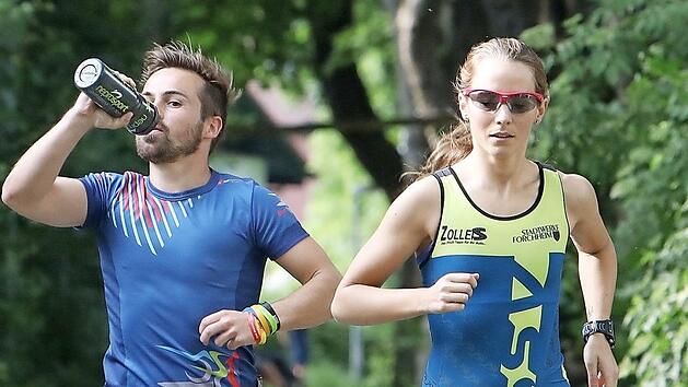 Beim Laufen gibt es anders als beim Radeln eine Verpflegungsstation. Lena Drummer greift darauf bei Kurzstrecken-Triathlons in der Regel nicht zur&uuml;ck.  Fotos: Barbara Herbst
