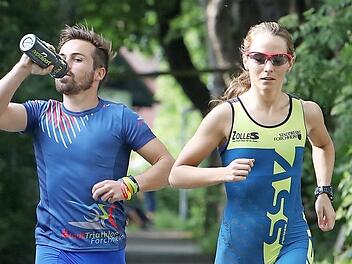 Beim Laufen gibt es anders als beim Radeln eine Verpflegungsstation. Lena Drummer greift darauf bei Kurzstrecken-Triathlons in der Regel nicht zurück.  Fotos: Barbara Herbst