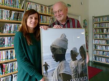 Manfred Koch und Verena Kriest laden mit dem Plakatmotiv von "LeJardin d'Ewald" zur Filmreihe ein. Fotos: Marion Krüger-Hundrup
