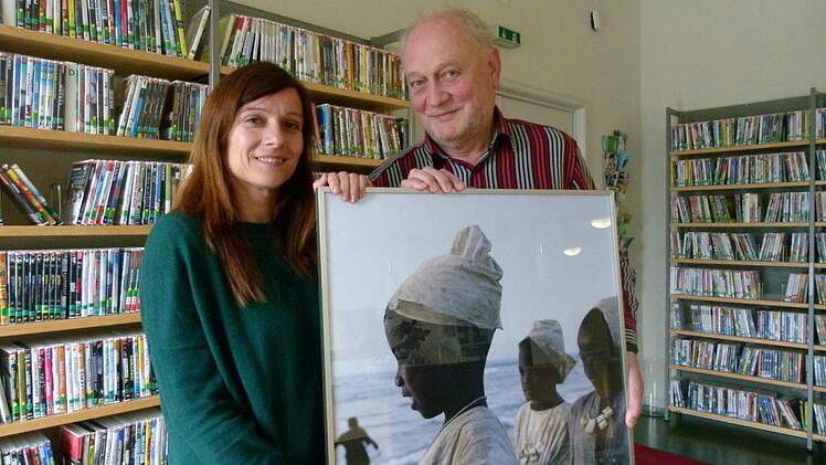 Manfred Koch und Verena Kriest laden mit dem Plakatmotiv von "LeJardin d'Ewald" zur Filmreihe ein. Fotos: Marion Krüger-Hundrup