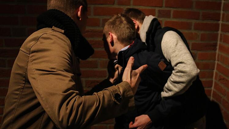 Nach einer Schlägerei in Würzburg sucht die Polizei Hinweise auf die fünf Täter. Zwei Verletzte sind zu beklagen.  Symbolfoto: Christopher Schulz