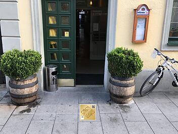 Diese Fotomontage zeigt, wie die messingfarbene Bodenplatten vor den Brauereien den "Walk of Beer" markieren sollen. Foto: Tourist-Information