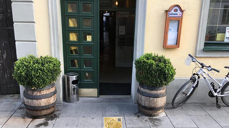 Diese Fotomontage zeigt, wie die messingfarbene Bodenplatten vor den Brauereien den "Walk of Beer" markieren sollen. Foto: Tourist-Information
