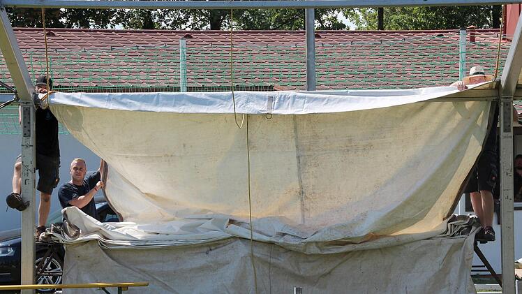 Si lief der Zeltaufbau für die Feier zum 55-jährigen Bestehen der Landjugend Meeder.