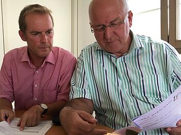 Strullendorfs Bürgermeister Wolfgang Desel (links) und sein Hirschaider Kollege Klaus Homann  studieren ihren jeweiligen Schrfitverkehr mit der Bahn. Foto: Anette Schreiber