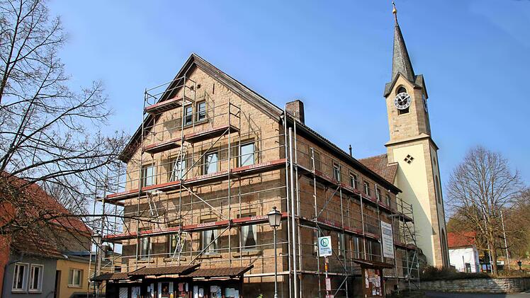 Die Arbeiten zur Sanierung der Fassade der alten Schule in Reichenbach  sollen nun endlich beginnen. Das Erdgeschoss dient dem Gesangverein  Eintracht als Proben- und Versammlungsraum. Foto: Dieter Britz