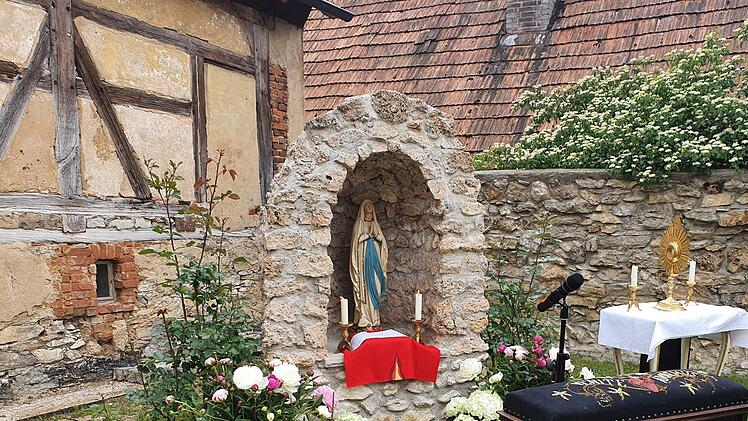 Das 200. Wallfahrtsjubiläum wurde im Pfarrhof an der Lourdesgrotte gefeiert.  Foto: Carmen Schwind