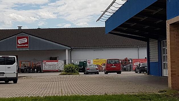 Aldi und die dm-Kette wollen am  Kreuzstein/Lichtenfelser Straße eine zweite Filiale errichten. Auf dem Gelände befinden sich  der Sonderbaumarkt (im Hintergrund) und die frühere Kfz-Werkstatt Pit-Stop (rechts). Foto: Alexander Hartmann