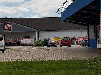 Aldi und die dm-Kette wollen am  Kreuzstein/Lichtenfelser Straße eine zweite Filiale errichten. Auf dem Gelände befinden sich  der Sonderbaumarkt (im Hintergrund) und die frühere Kfz-Werkstatt Pit-Stop (rechts). Foto: Alexander Hartmann