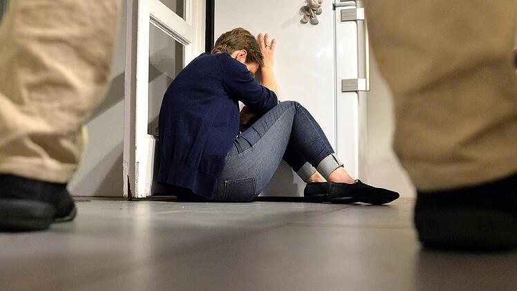 In der Beziehung des Angeklagten und seiner Ex-Freundin waren Streit und Gewalt  an der Tagesordnung. Seit gestern steht der Mann wegen Vergewaltigung, Körperverletzung und Bedrohung vor Gericht. Symbolfoto: Maurizio Gambarini, dpa