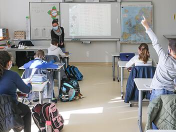 Die BLLV-Kreisverbände im Landkreis kritisieren unter anderem, dass bisher nur Personal an Grund- und Förderschulen ein Impfangebot erhalten. Symbolfoto: Barbara Herbst