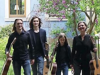 Familie Polifke spielt am Sonntag im Pfarrgarten in Mühlhausen.