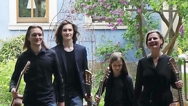 Familie Polifke spielt am Sonntag im Pfarrgarten in Mühlhausen.